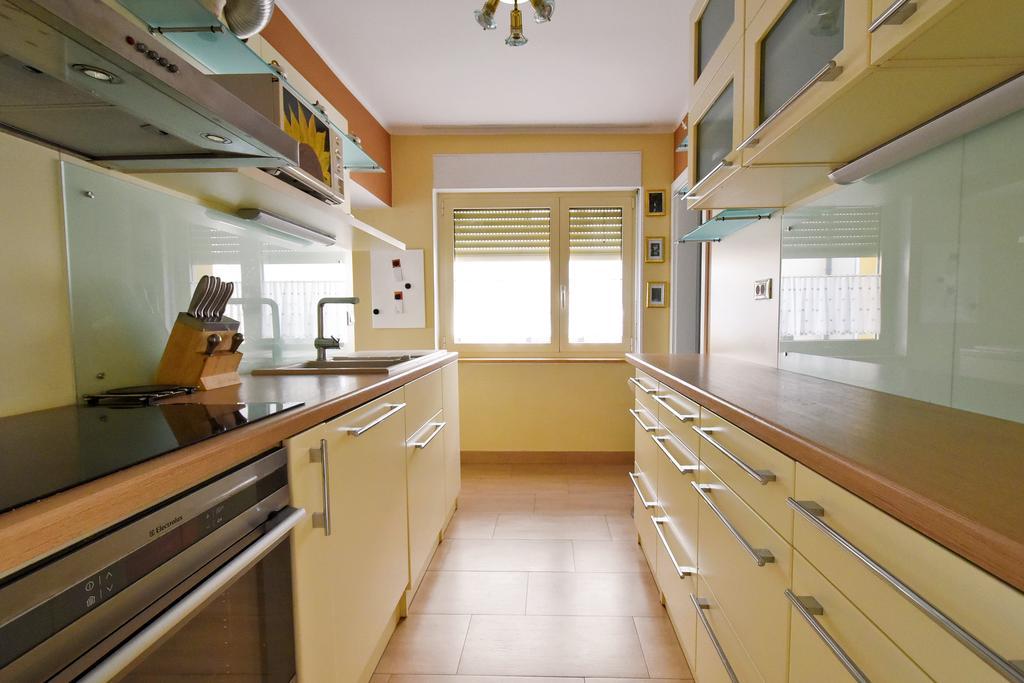 Apartment And Rooms Hisa Sonca كوباريد الغرفة الصورة